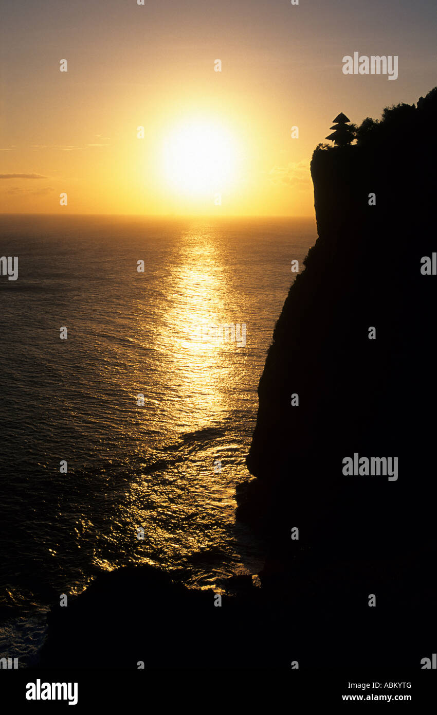 Temple d'Uluwatu (Pura Luhur Uluwatu) au sud ouest de Bali au coucher du soleil. Banque D'Images