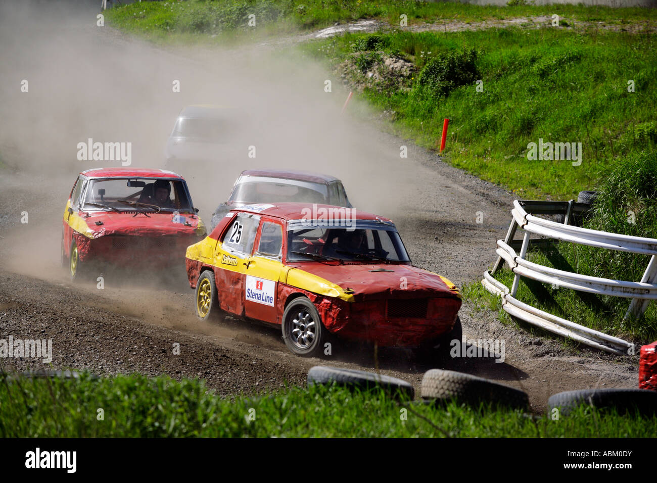 Folkrace banger les voitures de course dans la campagne de sensibilisation des pistes de vitesse des nuages de poussière à l'Hippodrome de Torslanda Gothenburg Banque D'Images