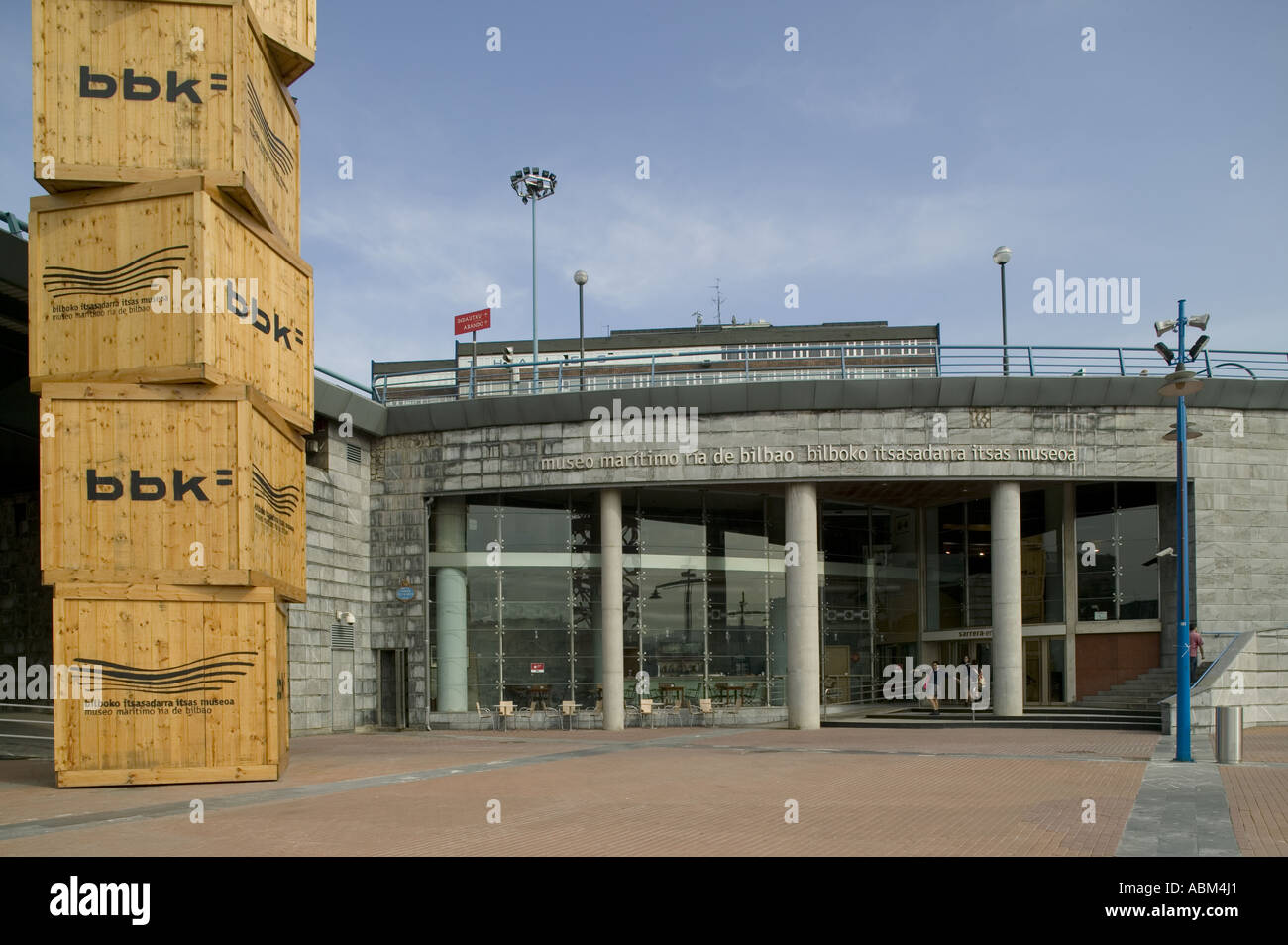 Tour de caisses en bois à l'extérieur entrée de musée maritime de Bilbao, Bilbao, Pais Vasco (Pays Basque) espagne Europe. Banque D'Images