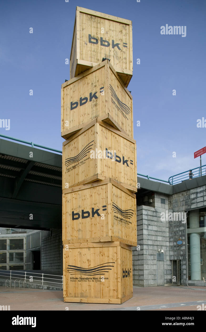 Tour de caisses en bois à l'extérieur entrée de musée maritime de Bilbao, Bilbao, Pais Vasco (Pays Basque) espagne Europe. Banque D'Images