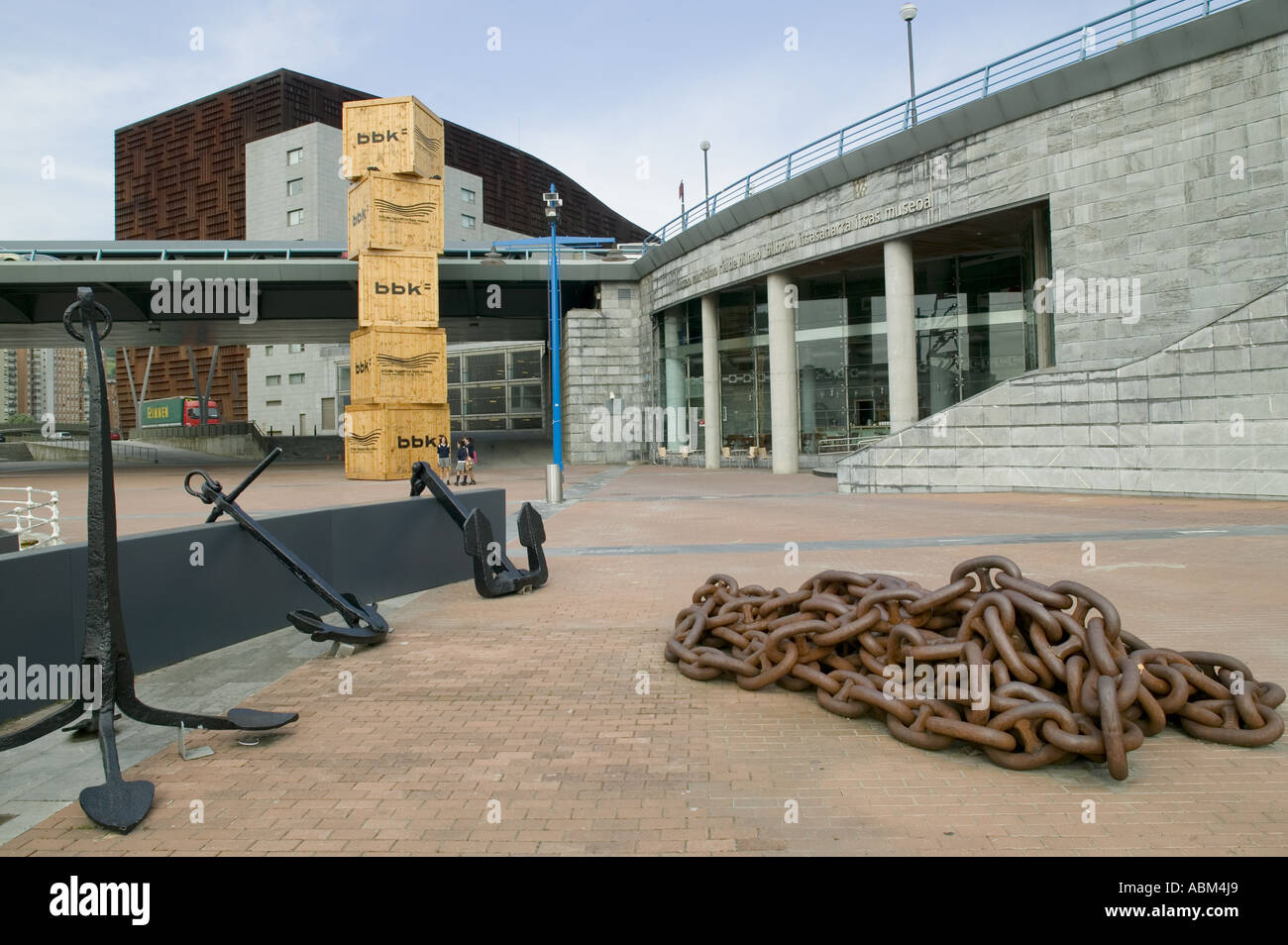 Chaînes et les ancres des navires à l'extérieur entrée de musée maritime de Bilbao, Bilbao, Pais Vasco (Pays Basque) espagne Europe. Banque D'Images