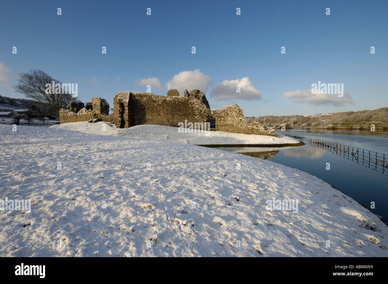 Château de Ogmore River et la neige en Ile-de-Galles du Sud Banque D'Images