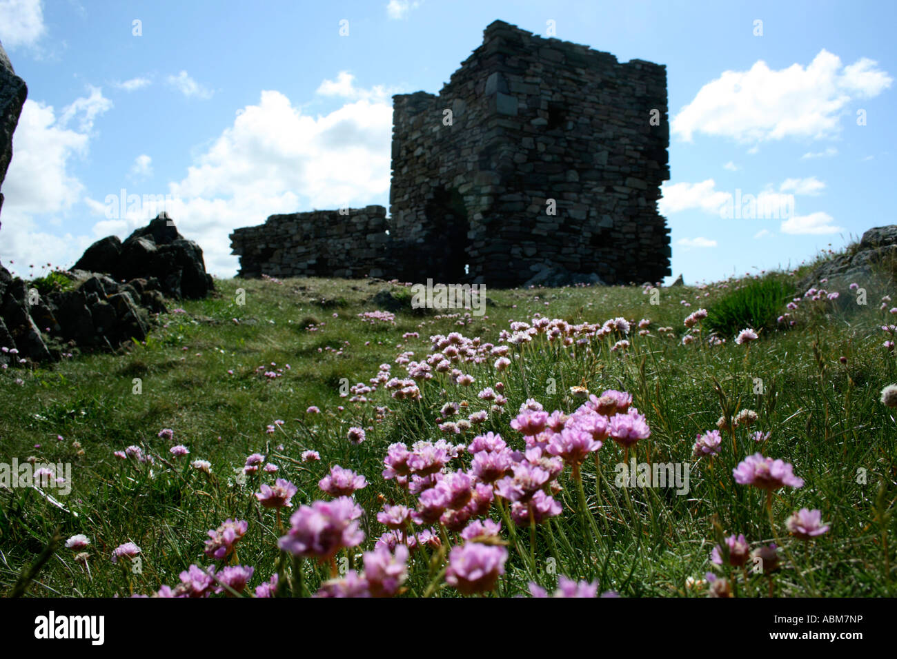 Ruines du château, Carraickabraghy Friar's Rock, l'Atlantique, l'île de Doagh Co Donegal, Irlande Banque D'Images