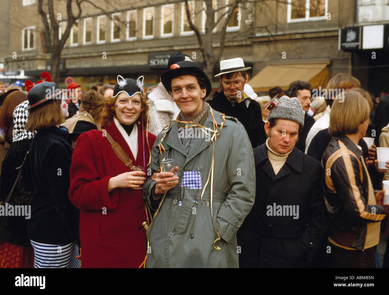 L'homme et la femme jouissant sur le carnaval de Düsseldorf Kö en 1980. Banque D'Images