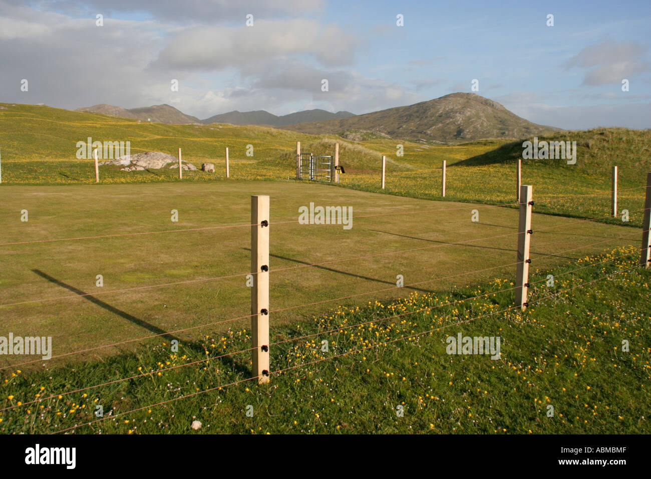 Isle of barra golf vert fermé pour garder les moutons à l'écosse Banque D'Images