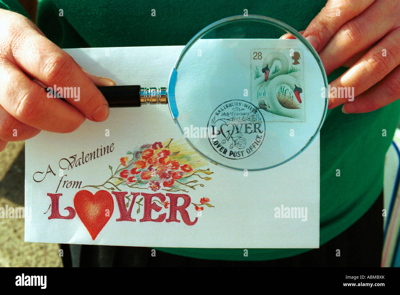 Une carte de Saint-Valentin estampillé du cachet amoureux Banque D'Images
