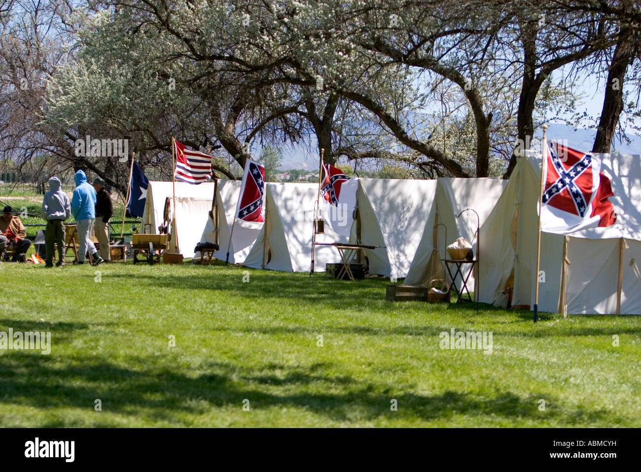 Tentes et les drapeaux à une reconstitution de la guerre civile près de Boise IDAHO Banque D'Images