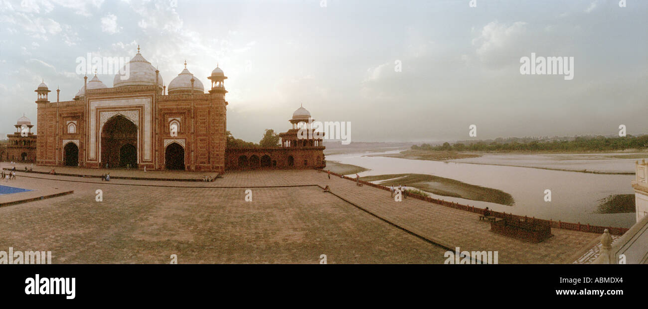 Une mosquée, sur des deux édifices en grès rouge qui encadrent le Taj Mahal à Agra, Uttar Pradesh, Inde Banque D'Images