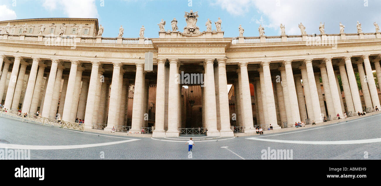 Les colonnades de la Piazza di S. Pietro qui mène à la basilique de St Pierre, dans le Vatican, Rome, Italie Banque D'Images