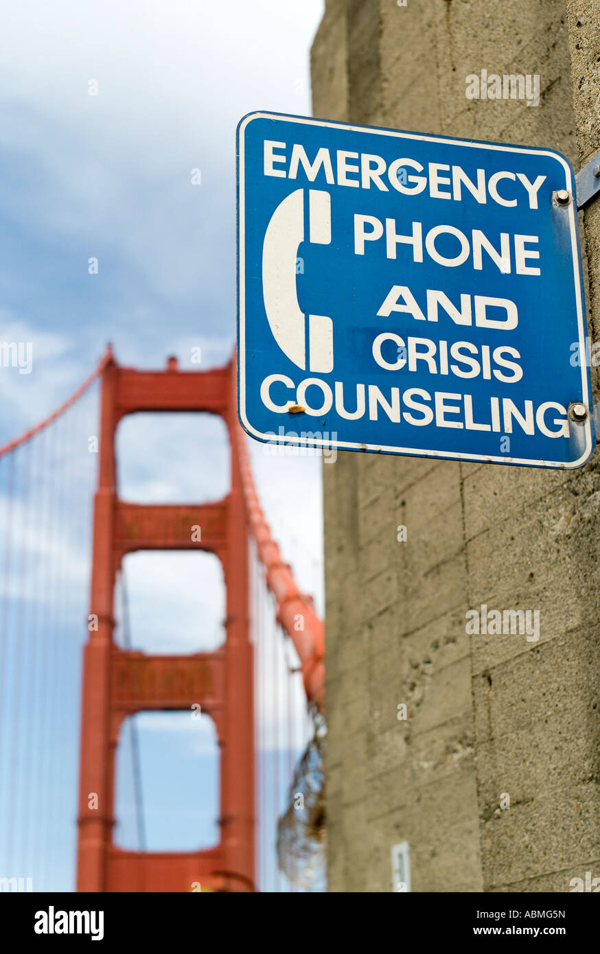Signer pour la prévention du suicide et de téléphone d'urgence sur le Golden Gate Bridge, San Francisco Bay, California, USA Banque D'Images