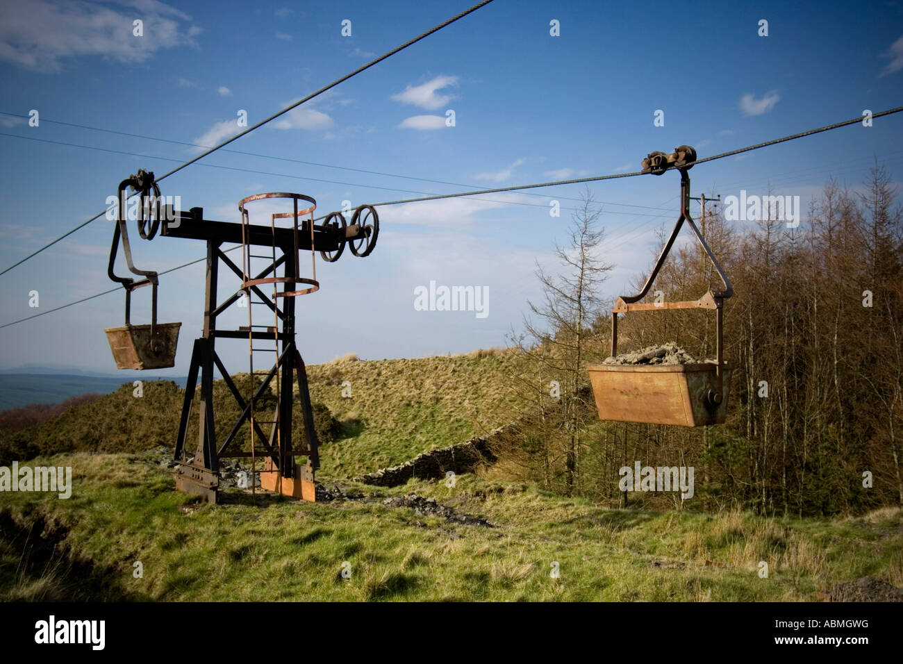 Photo paysage horizontal d'un ancien téléphérique aérien transportant l'argile schiste dans une carrière située sur les collines jusqu'à une briqueterie au v Banque D'Images