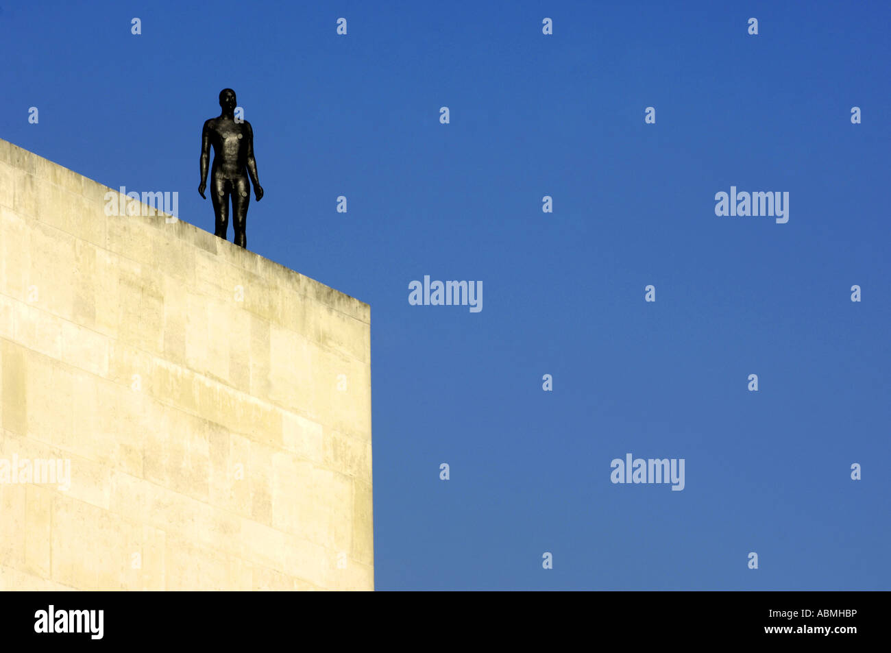 Antony Gormley event horizon exposition d'art de Londres southbank lambeth Hayward Gallery jette corps sculptural artistes lifes Banque D'Images