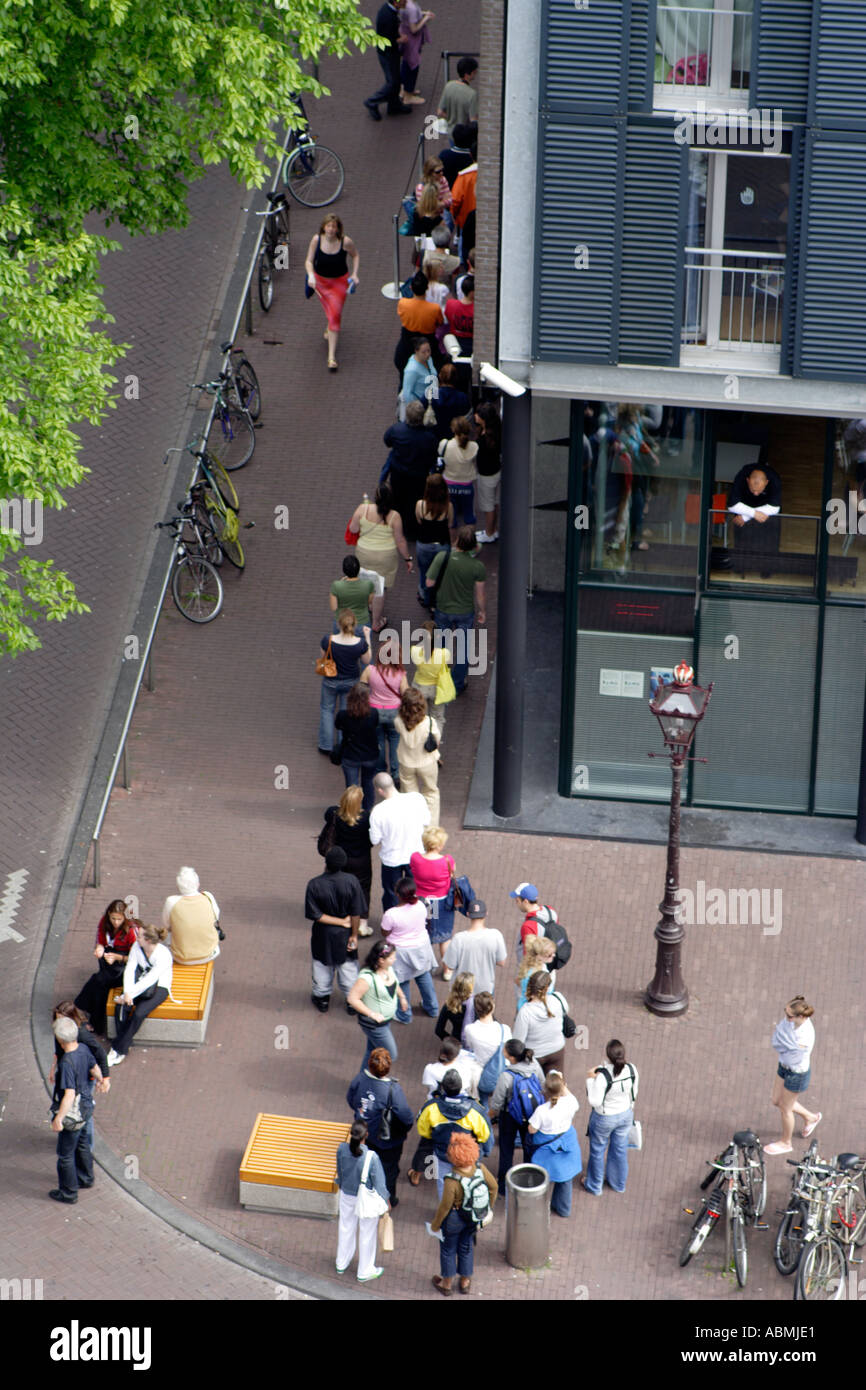 Les touristes d'attente à l'extérieur de la célèbre maison d'Anne Frank sur le Canal Prinsengracht Amsterdam Pays-Bas Banque D'Images
