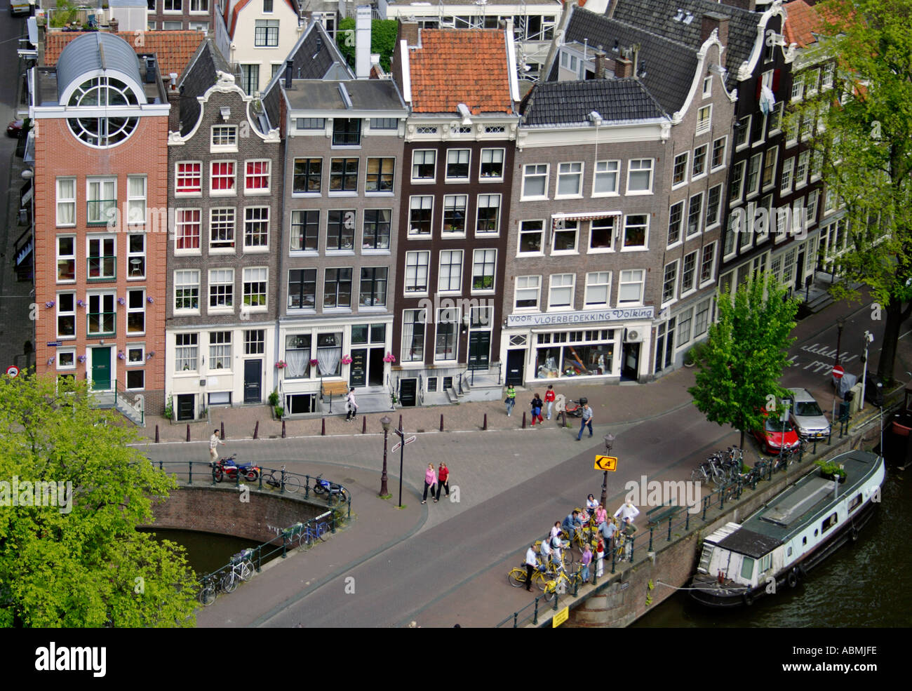 Façades traditionnelles et modernes près du canal Prinsengracht en face le Musée d'Anne Frank aux Pays-Bas Banque D'Images