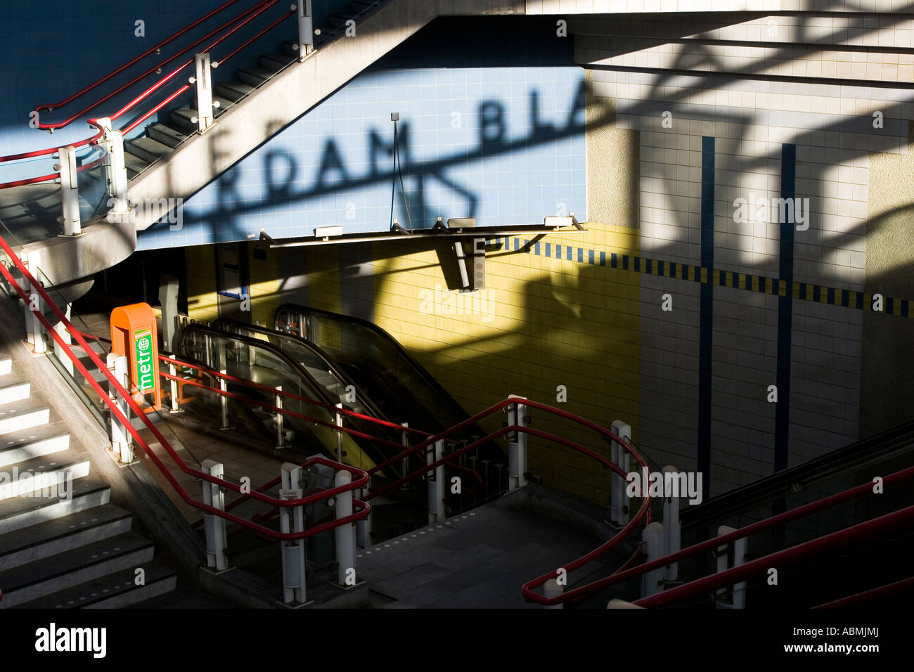 D'entrée de la station de métro 'Rotterdam Blaak' en plein soleil Banque D'Images