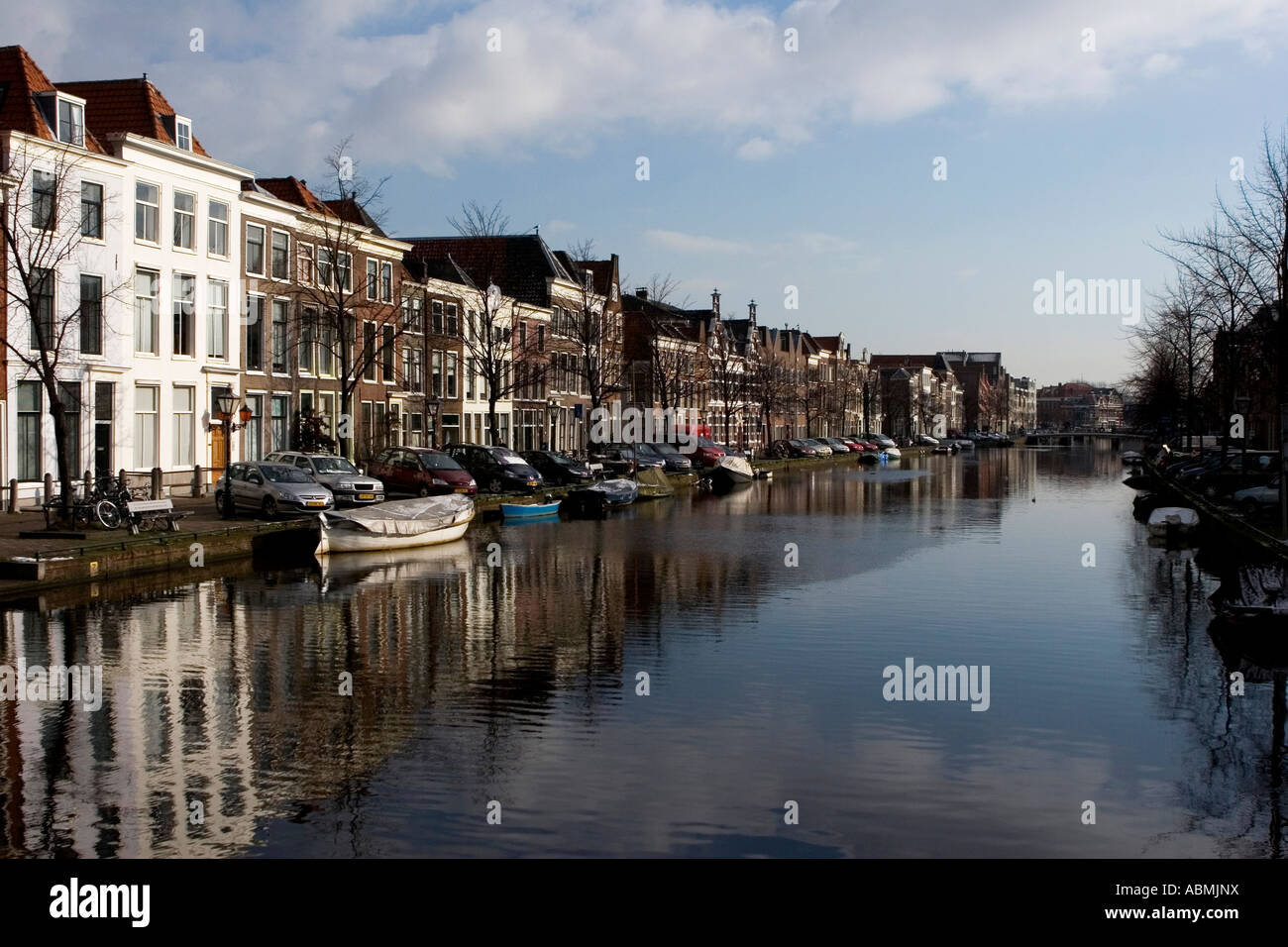 Cityview de Leiden avec canalboats et maisons historiques Banque D'Images