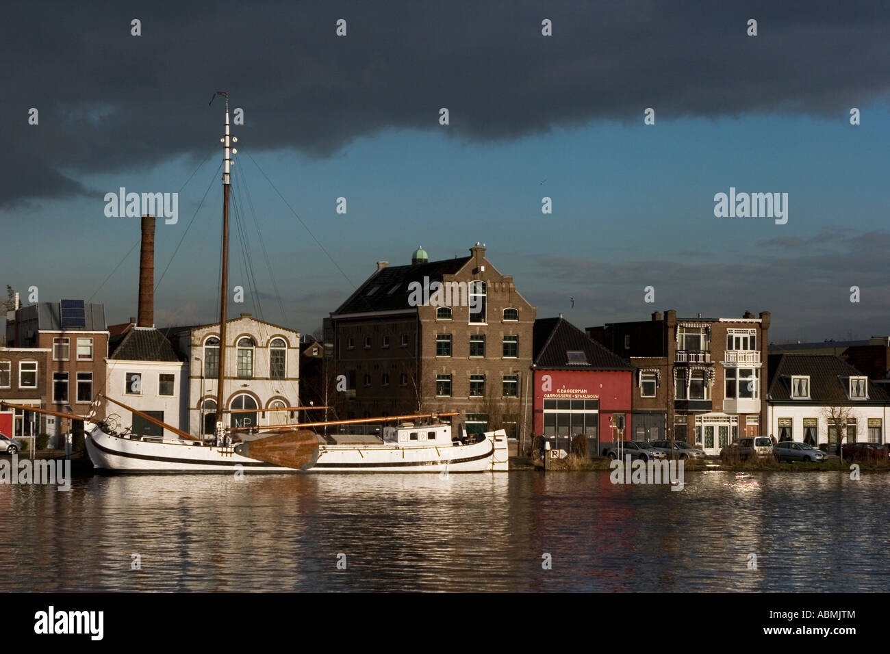 Sailingboat historique avec de belle lumière à la Delftse schie canal historic Delft Banque D'Images