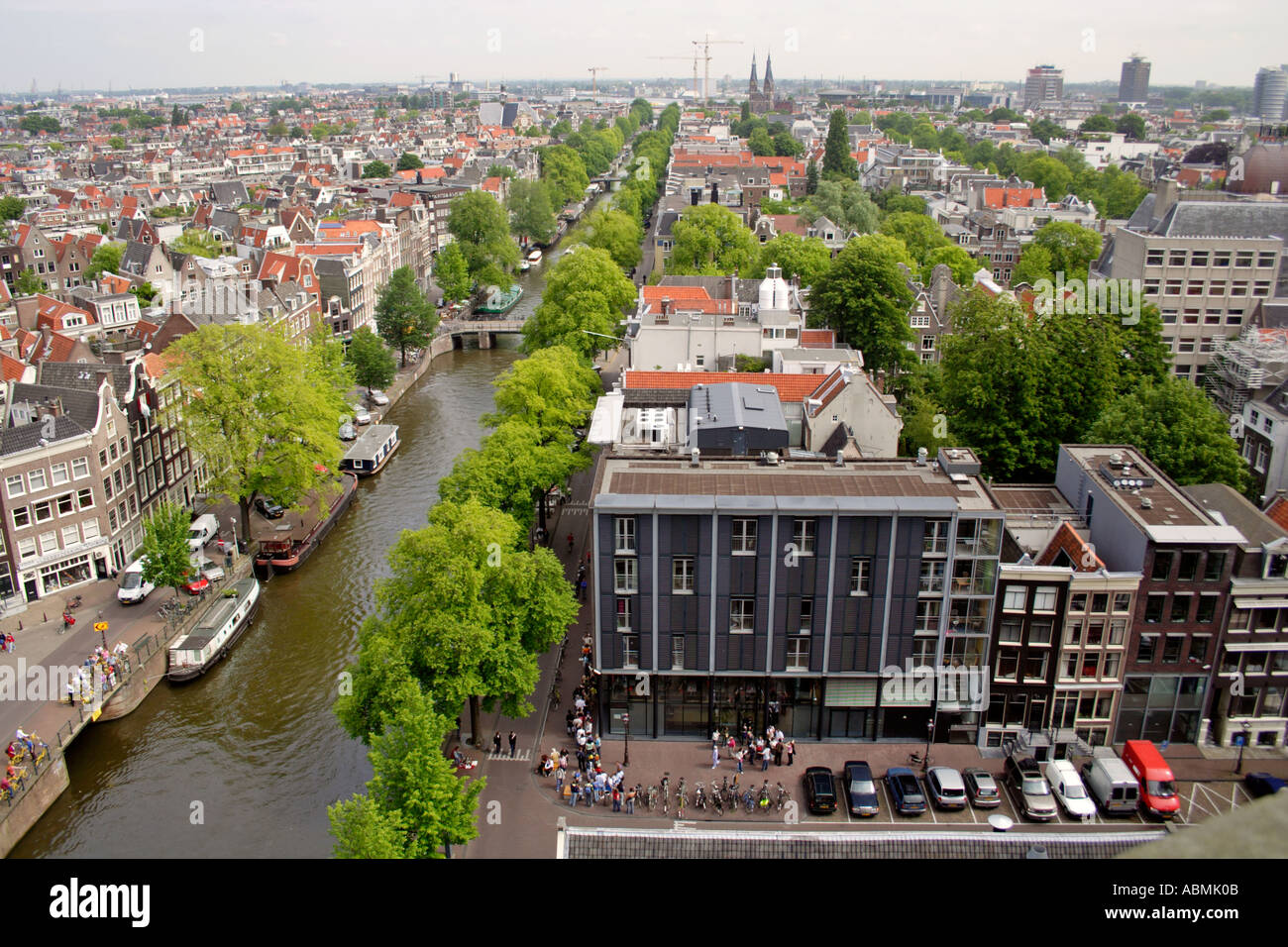 Canal de Prinsengracht avec le Musée d'Anne Frank à l'avant-plan droit Amsterdam Pays-Bas Banque D'Images