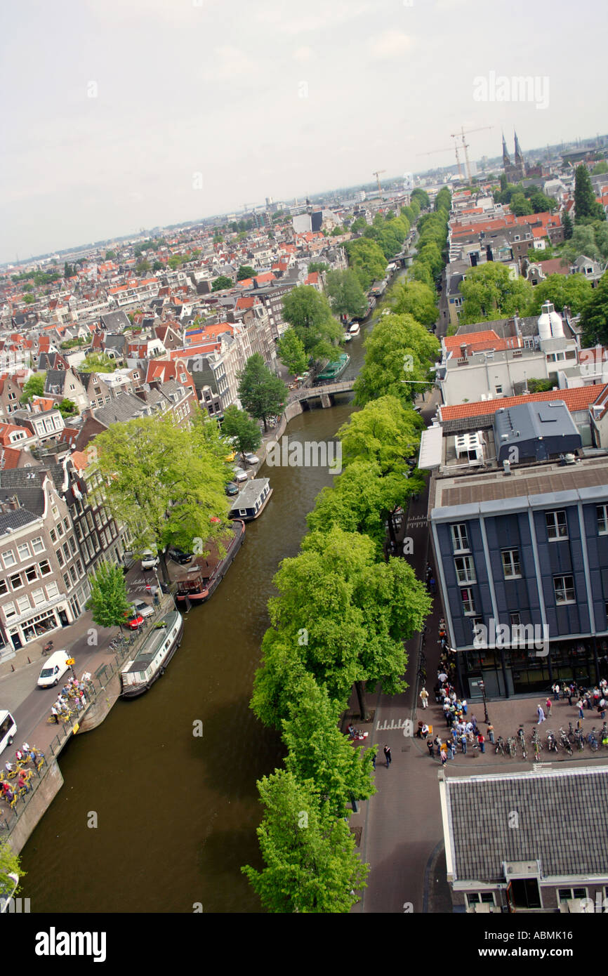 Canal de Prinsengracht avec le Musée d'Anne Frank à l'avant-plan droit Amsterdam Pays-Bas Les touristes sont la queue pour entrer en Banque D'Images