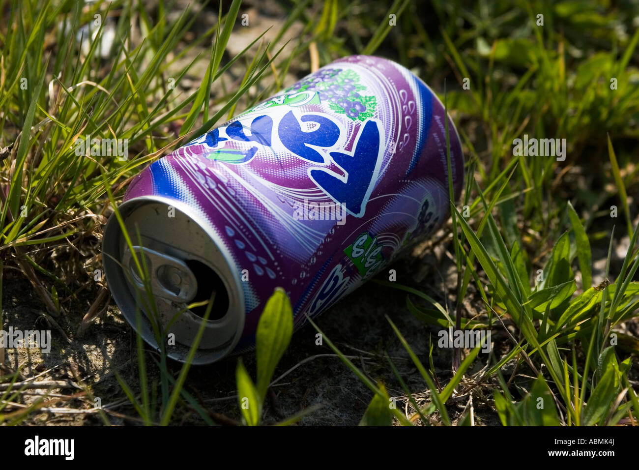 Fanta pouvez jetés sur une aire de jeux pour enfants Banque D'Images