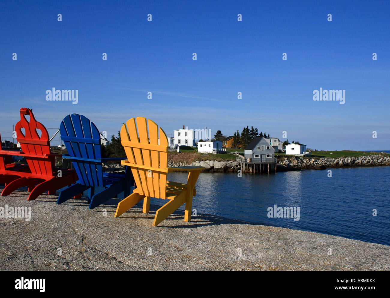 Adirondack chaises multicolores à la plage, de la Nouvelle-Écosse (N.-É.), Canada. Photo par Willy Matheisl Banque D'Images