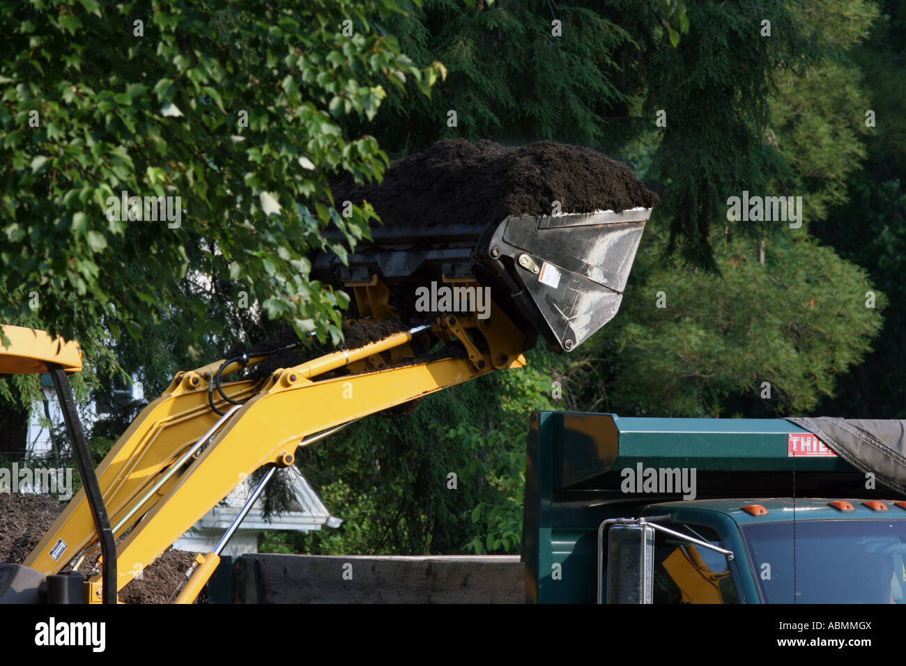 Un tracteur et un camion-benne. Banque D'Images