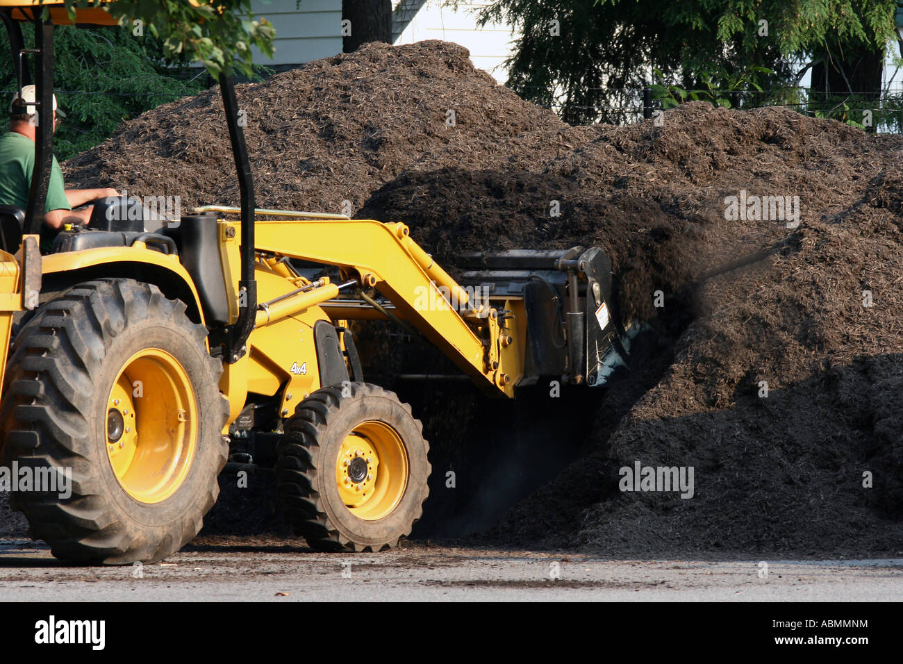 Un paillis de chargement du tracteur. Banque D'Images