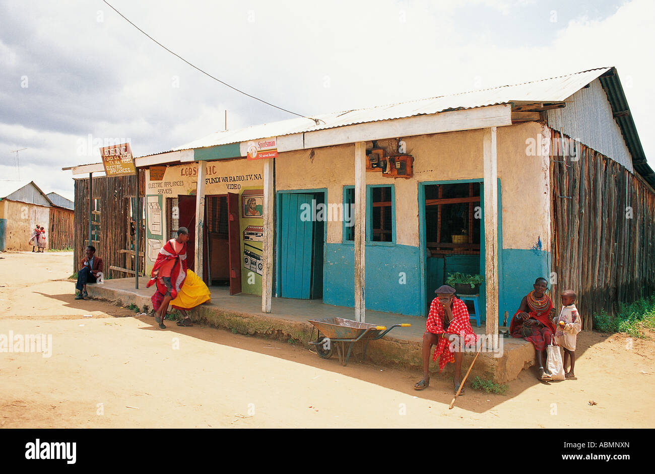 Samburu personnes près de boutiques en lieu de Maralal derby camel annuel dans le nord du Kenya Banque D'Images