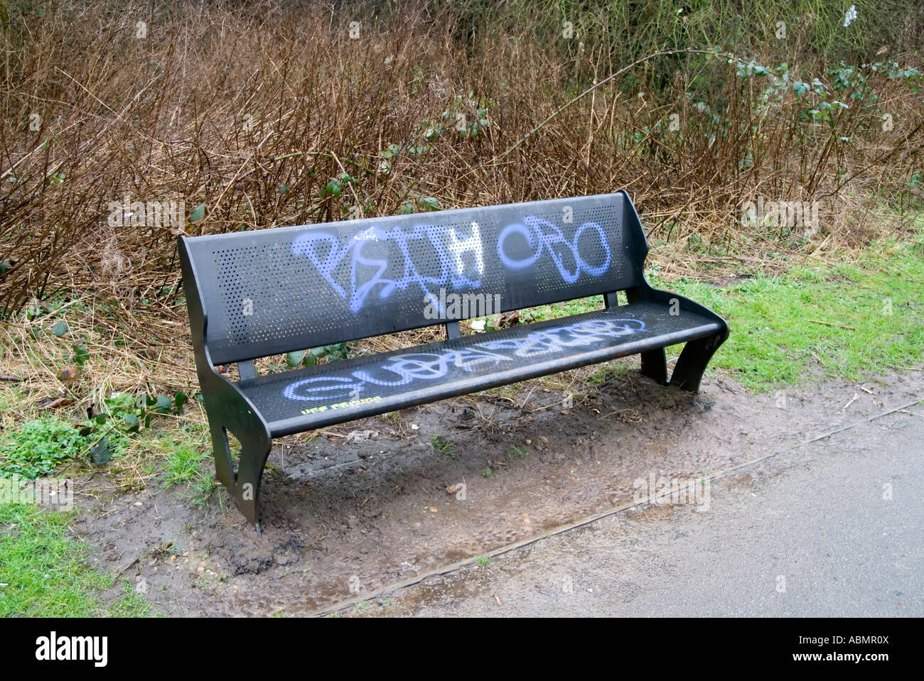 Graffiti sur un banc en métal à côté de la rivière chemin rea Banque D'Images