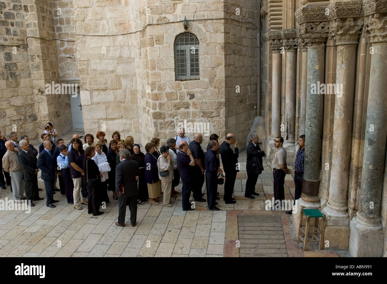 Israël Jérusalem Vieille Ville basilique de Saint entrée principale groupe de pèlerins se préparant à entrer dans l'église Banque D'Images