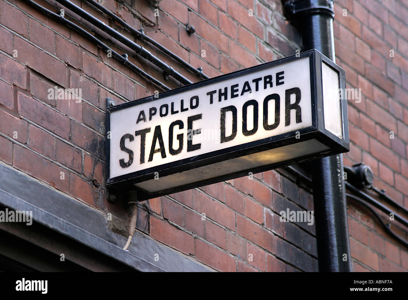 Apollo Theatre stage door sign in London theatreland s angleterre Banque D'Images