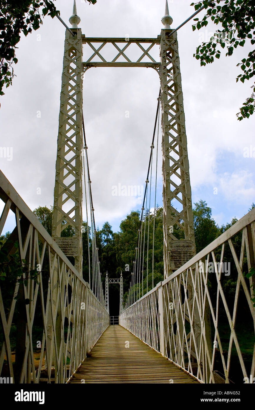 Pont suspendu en fer au-dessus de la rivière Dee à Cambus O' May, Royal Deeside, Cairngorms Nation Park, Aberdeenshire, Royaume-Uni Banque D'Images