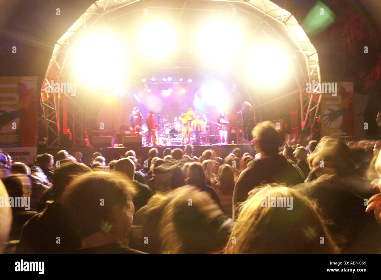 Foule shot et la scène illuminée par clignotement des feux lors d'un festival england uk Banque D'Images