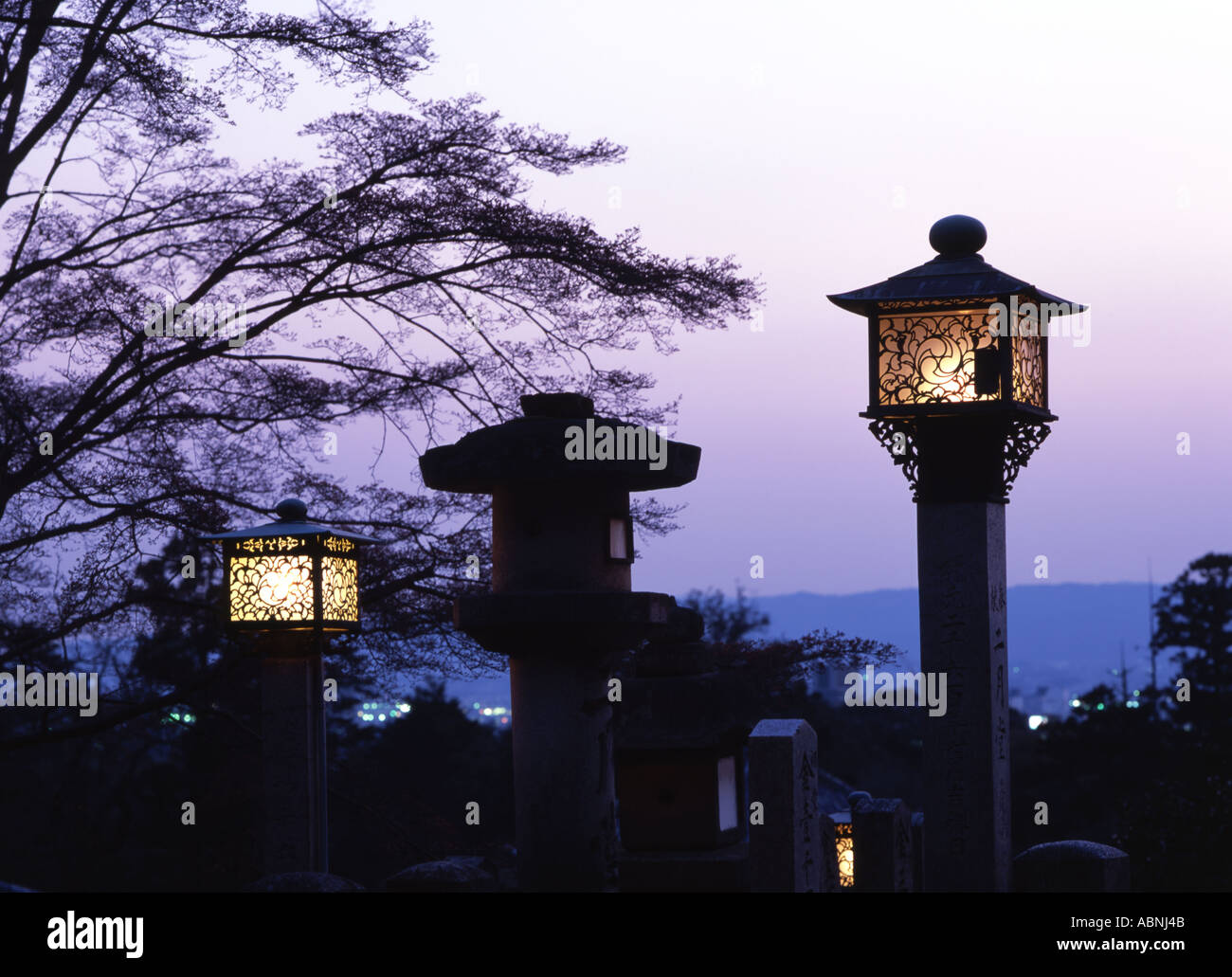 Lanternes en pierre se tiennent à l'extérieur du Nigatsu do au crépuscule Banque D'Images