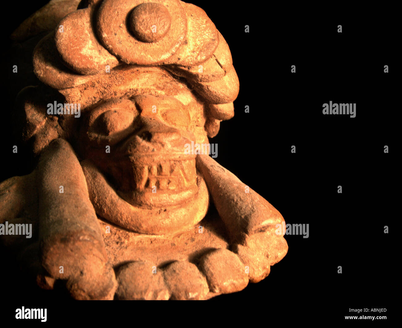 Figurine Céramique Précolombienne Maya du Guatemala face Jaguar d'un ancien instrument de musique une ocarina Maya Banque D'Images