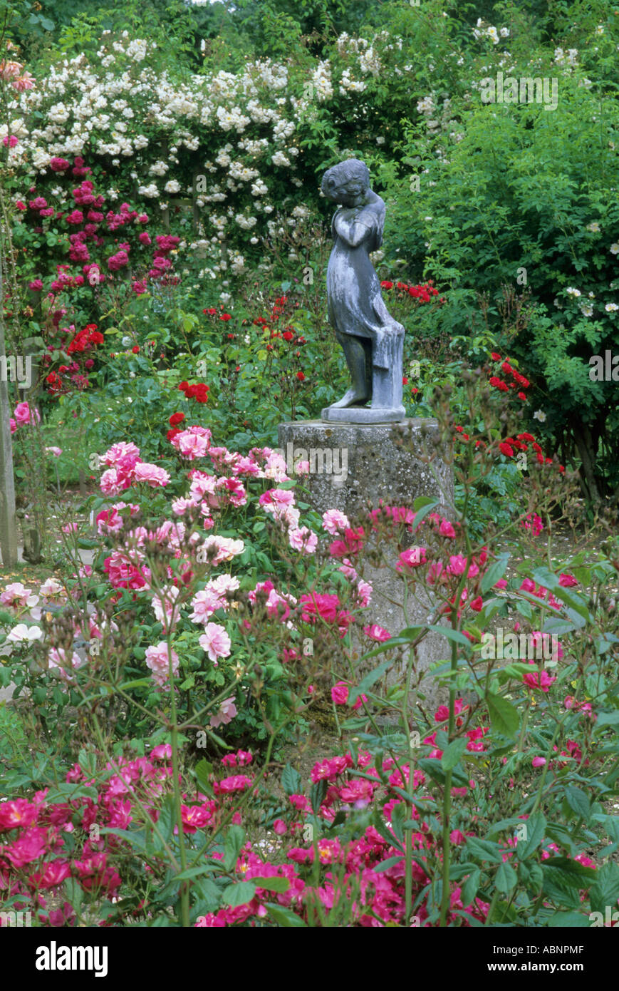 Jardin de roses, statue sur socle, Mannington Hall Banque D'Images