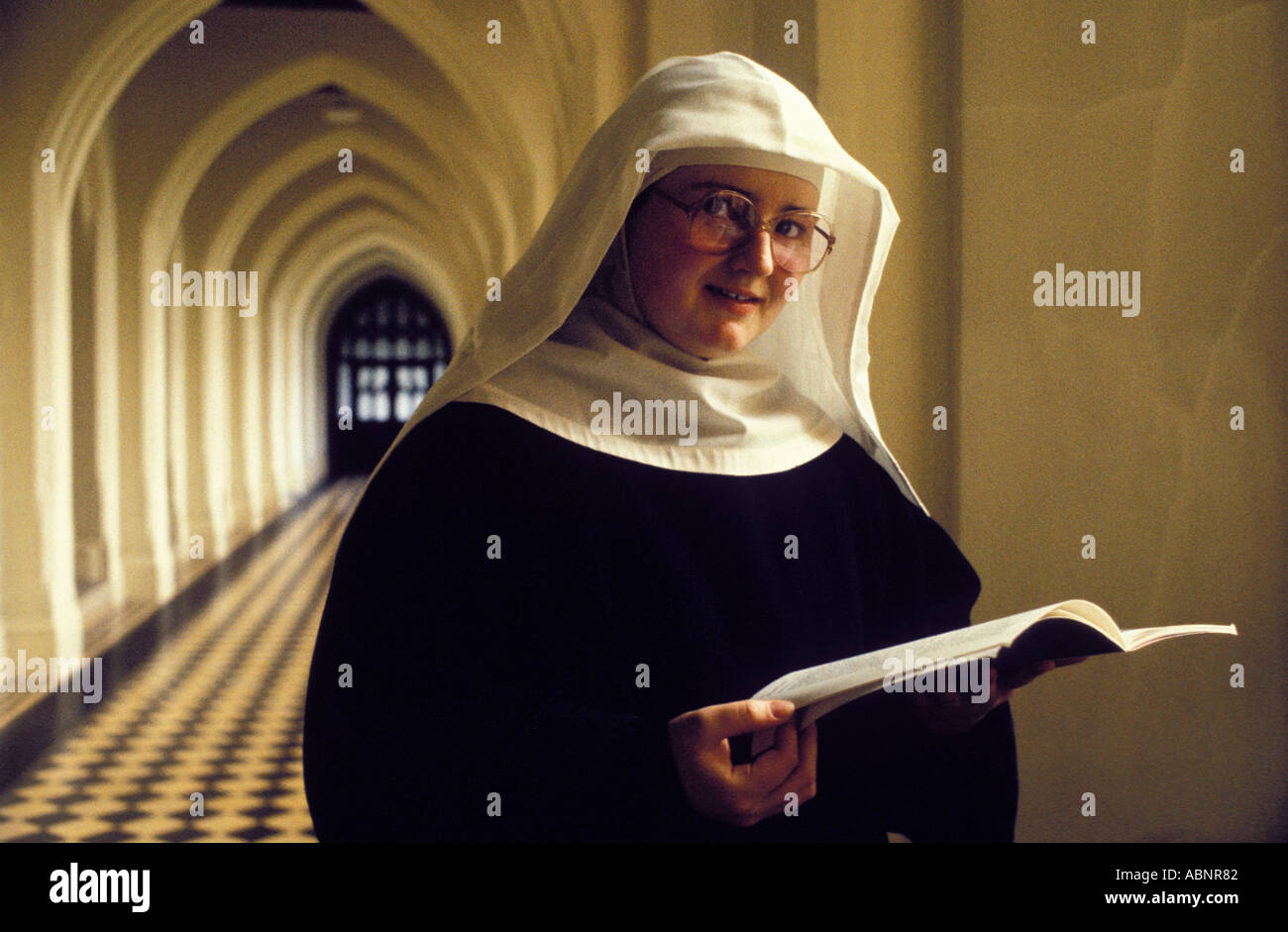 Une jeune religieuse catholique se lit l'instruction religieuse au couvent Abbaye Standbrook UK Banque D'Images