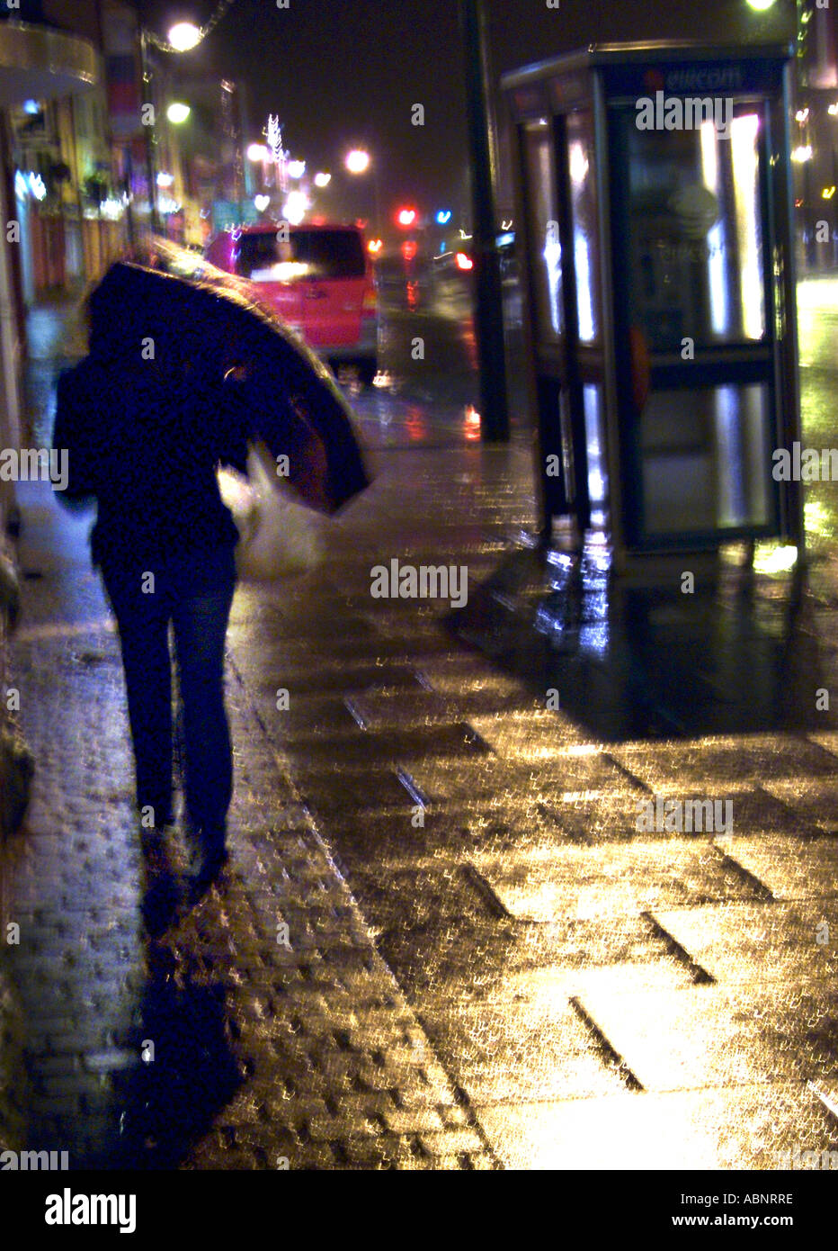 Femme marche dans la pluie Waterford Irlande Banque D'Images