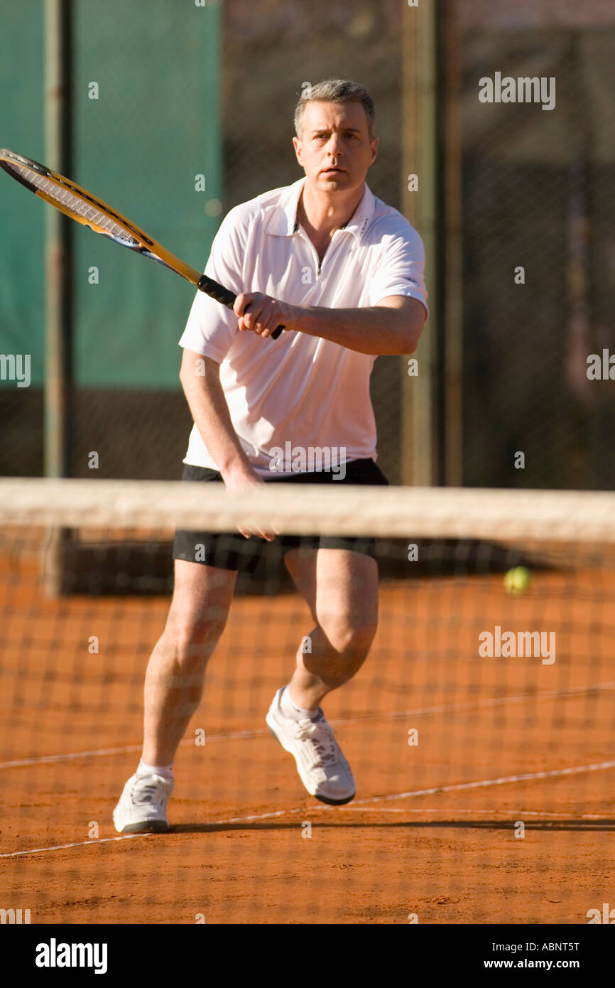 Homme tennis player swinging Banque D'Images