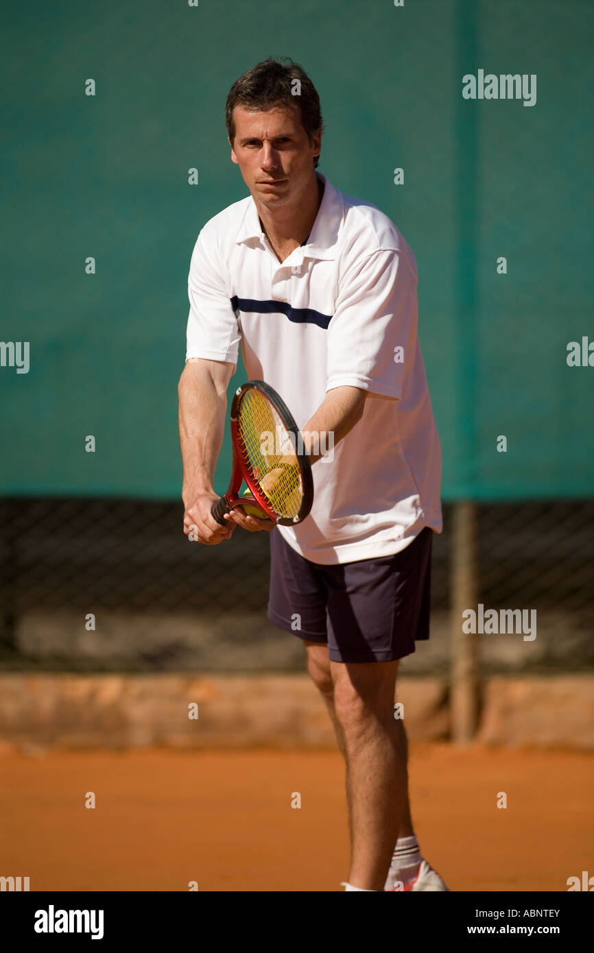 Joueur de tennis masculin servant Banque D'Images