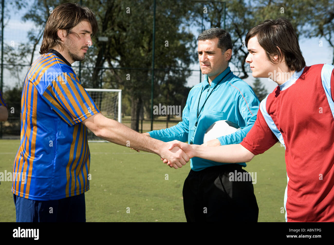 Les joueurs de soccer masculin shaking hands Banque D'Images