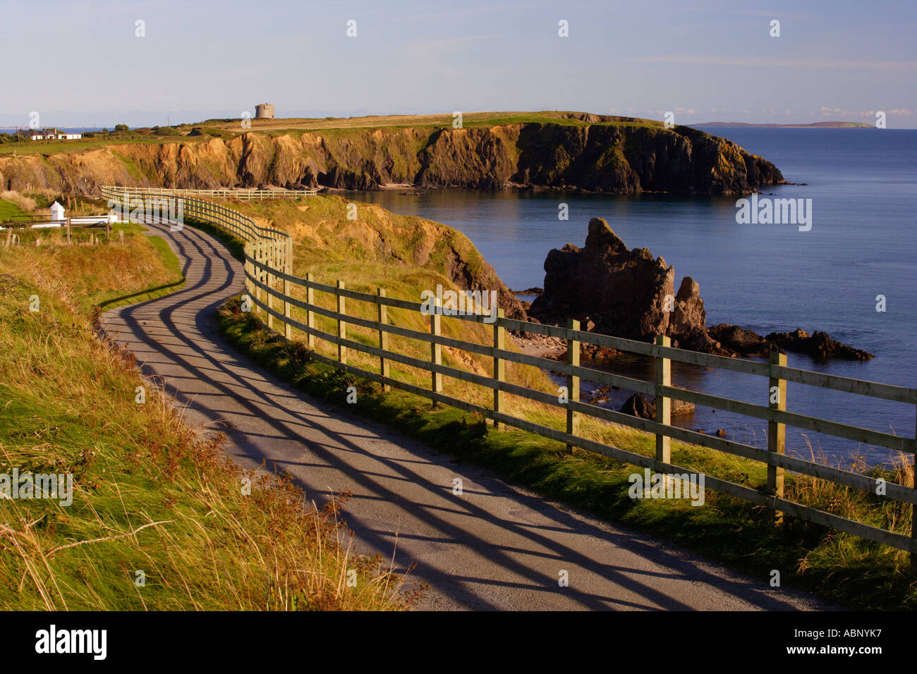 Côte Rocheuse la lumière et l'ombre sur barrière et routes de campagne, au coucher du soleil Banque D'Images