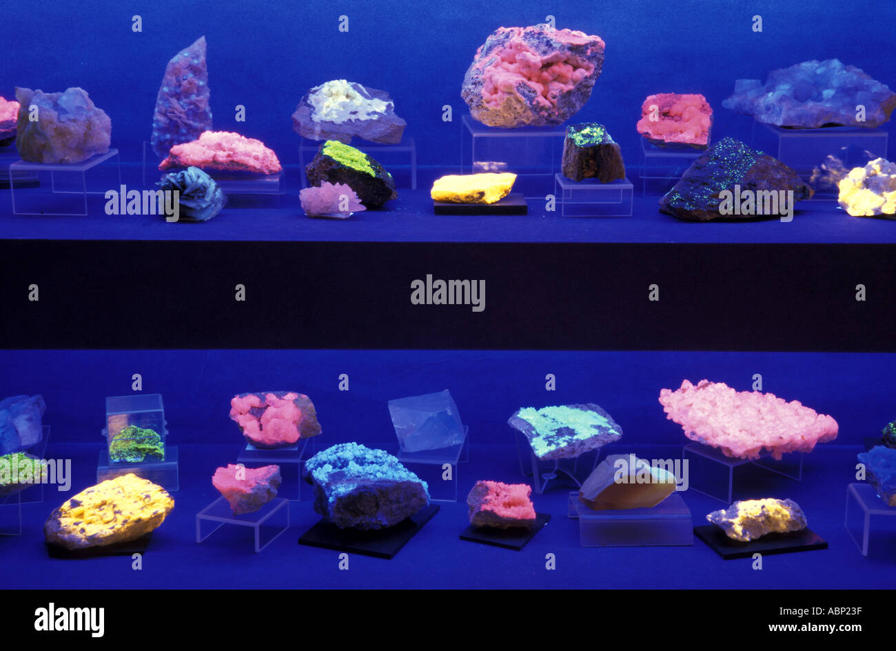 Fluorescent mineral Banque de photographies et d'images à haute résolution  - Alamy