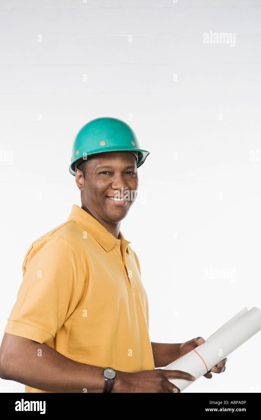L'homme à hard hat transportant des bleus Banque D'Images