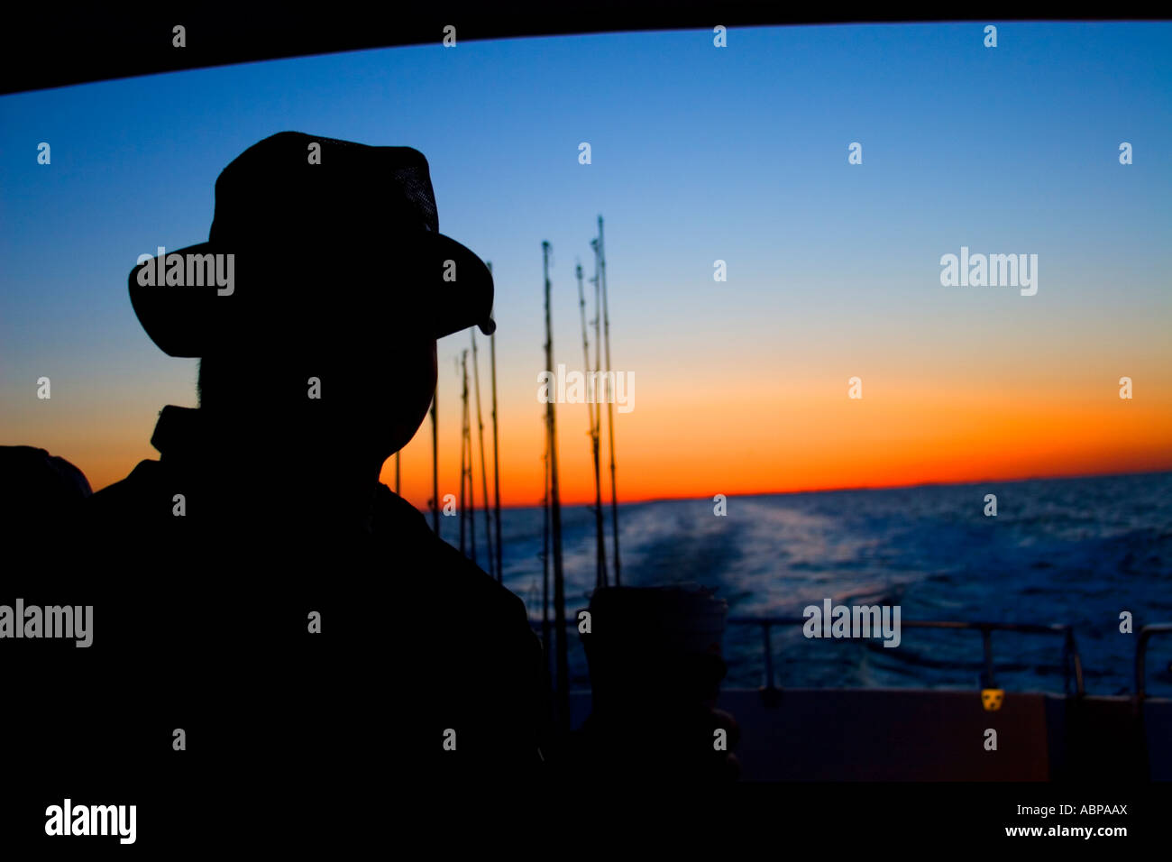 Regarder le lever du soleil à partir de pêcheurs d'un bateau de pêche dans la baie de Chesapeake Banque D'Images