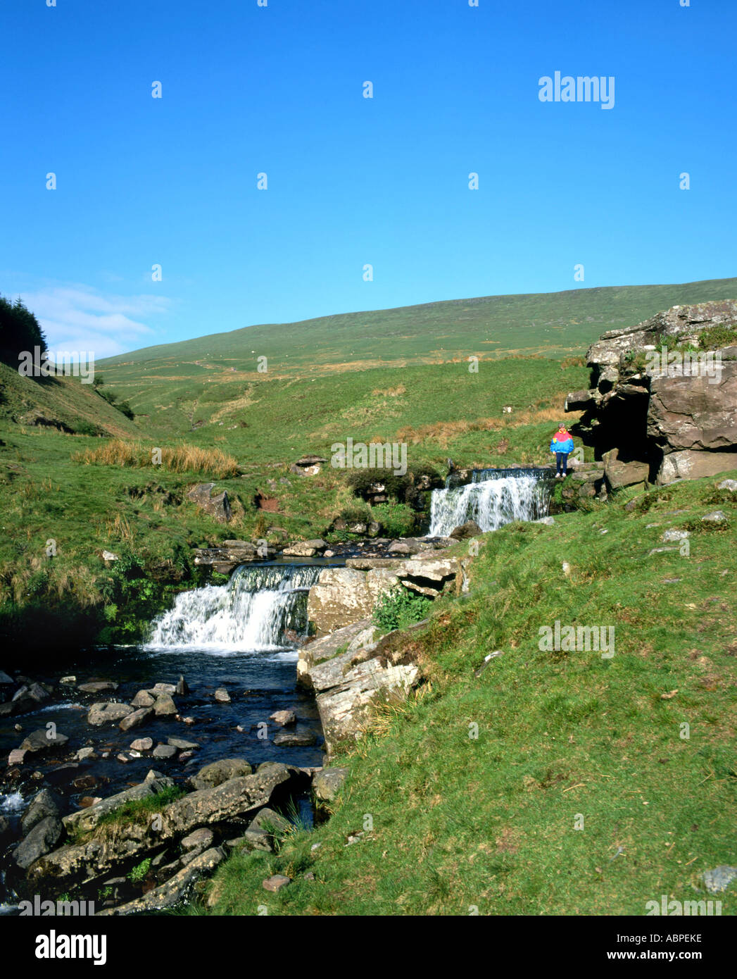 Cascades et walker pont ar daf histoire armoiries parc national de Brecon Beacons au Pays de Galles UK Banque D'Images