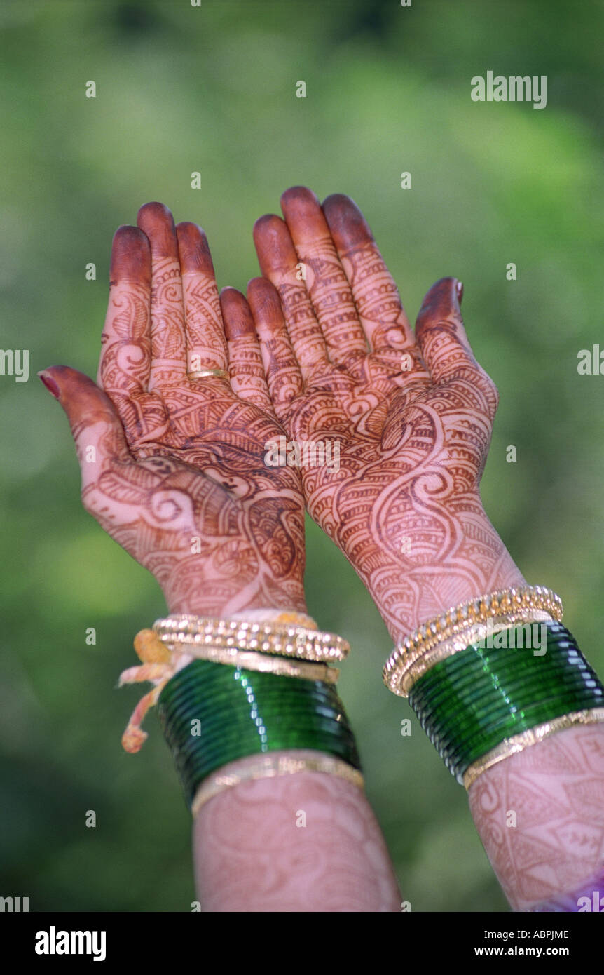 SBP78932 épouses indiennes part décoré de heena mehendi avant le mariage en Inde Banque D'Images