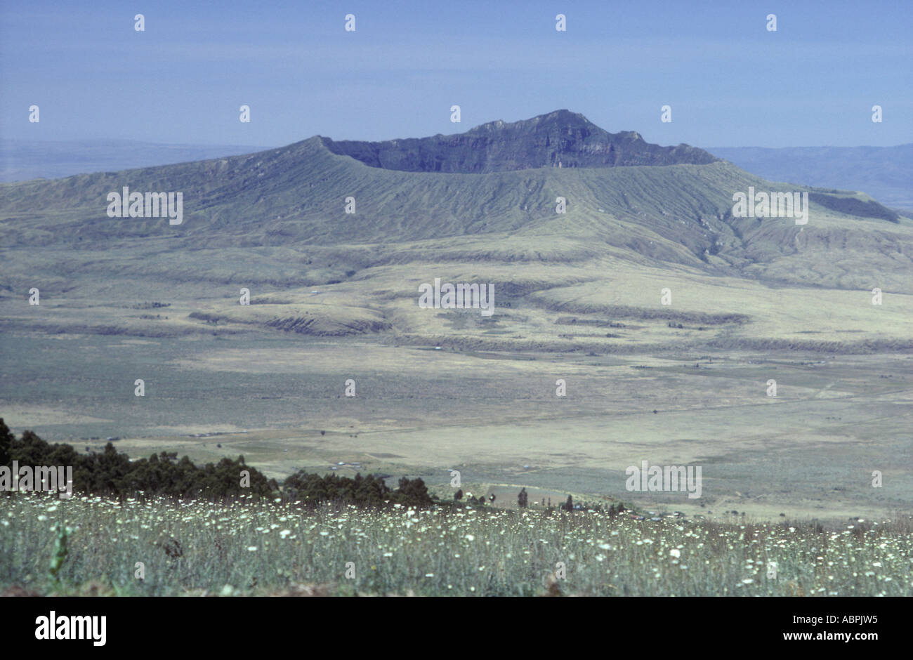 Le sommet du mont Longonot cratère et vu de l'ensemble de l'escarpement Limuru la Grande Vallée du Rift au Kenya Afrique de l'Est Banque D'Images
