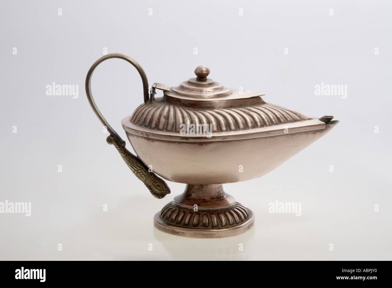 Lampe à huile en cuivre AAD78985 magic Génie dans une bouteille trois souhaits Banque D'Images