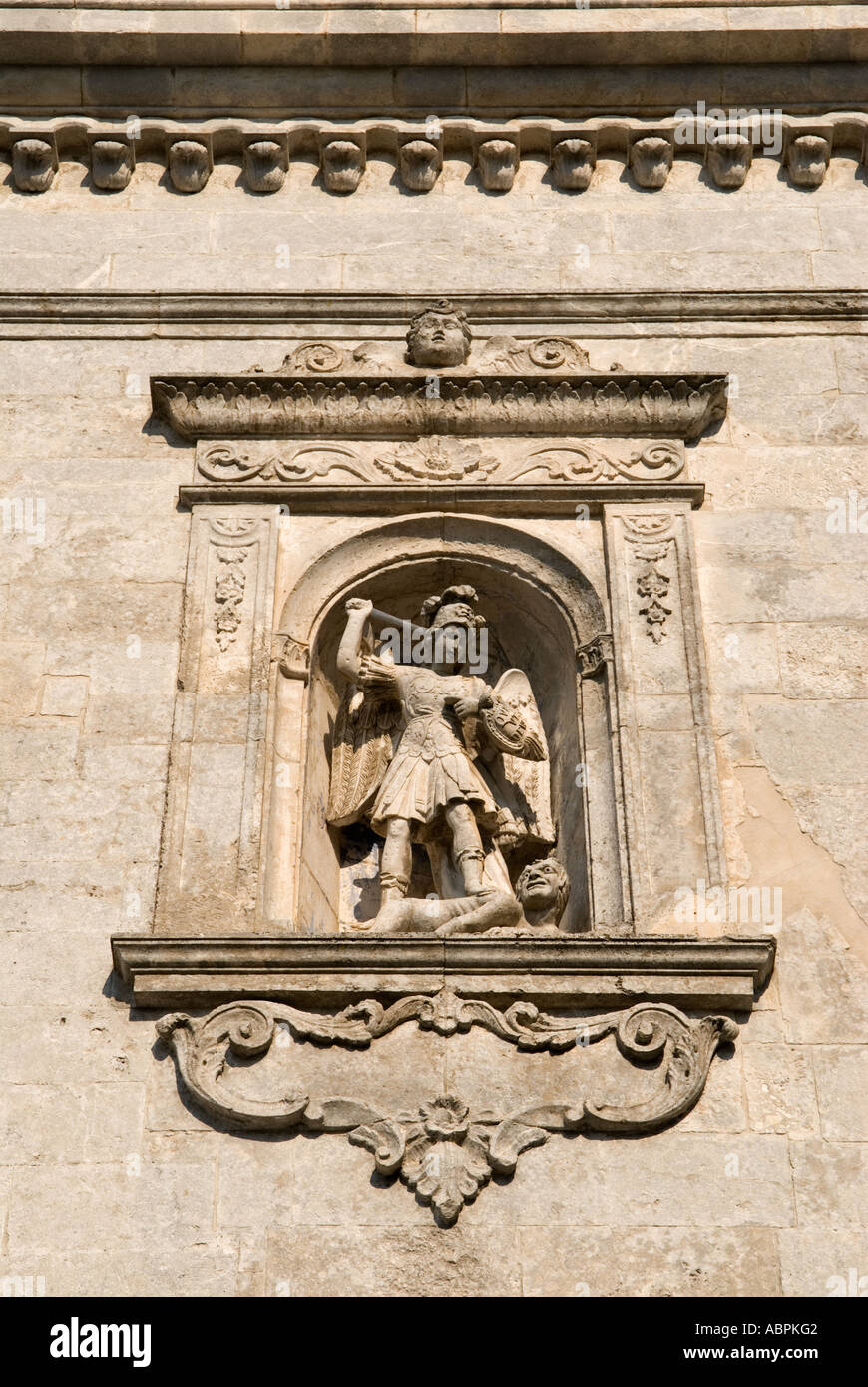 Une statue de secours sur le mur extérieur du Monte Sant'Angelo. Santuario di San Michele Arcangelo. Pouilles Italie Banque D'Images